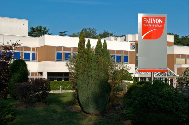 emlyon business school digitalise a 100 lintegration administrative de ses etudiants 5